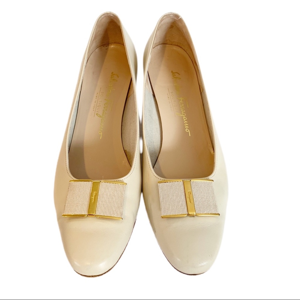 Salvatore Ferragamo Boutique Cream Color Bow Top Pumps size: 8.5 C